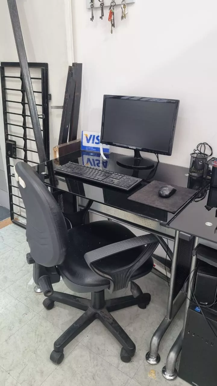 Escritorio y compuitadora de trabajo